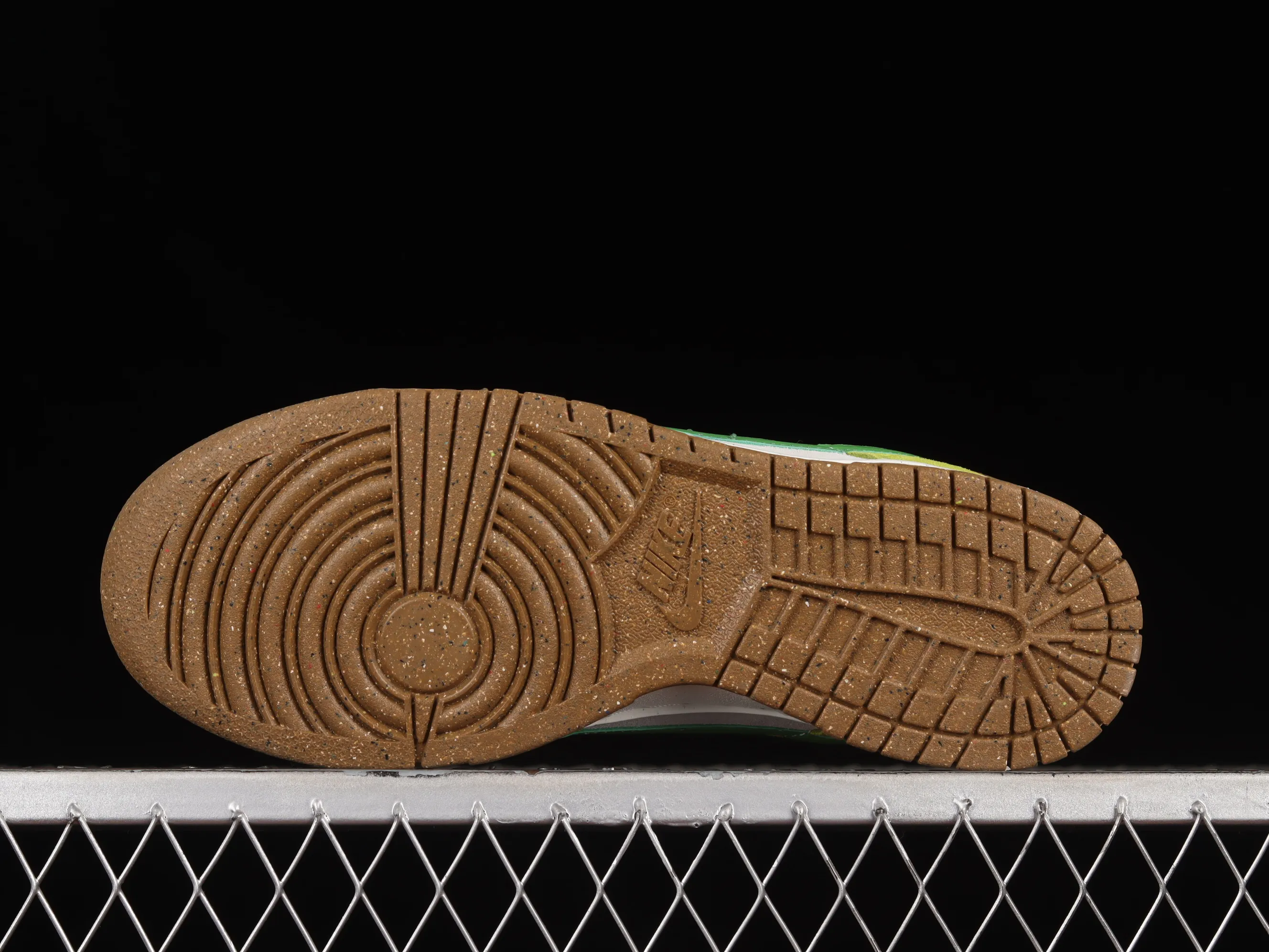 All categories Nk SB Dunk Series Nk SB Dunk Low low-top sneakers Nk SB Dunk Low "85" Green Apple Smiley SB low-top sports and leisure sneakers DO9457-122